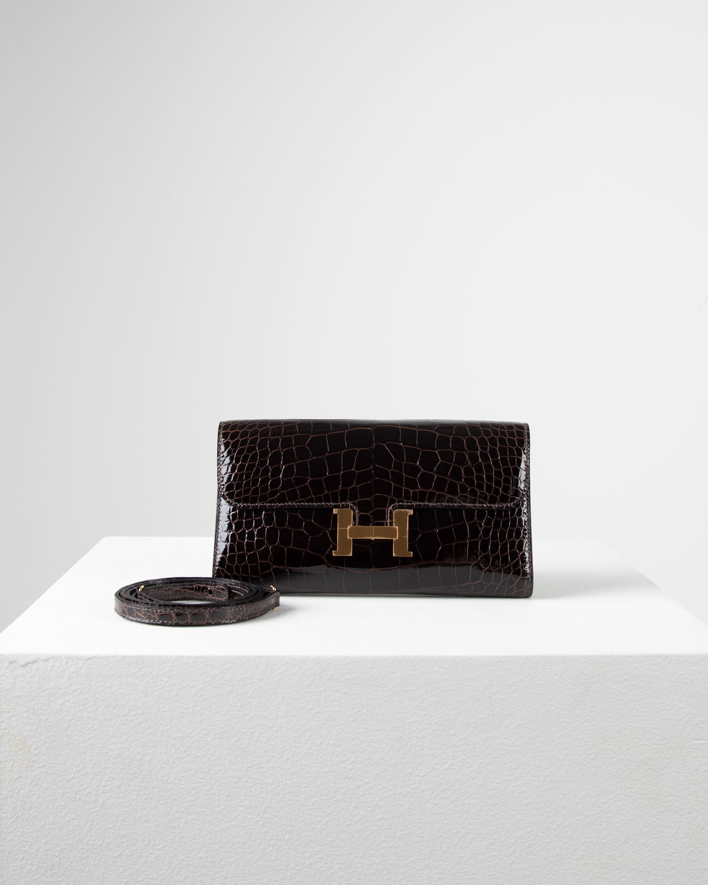 Constance To Go Long Wallet in Cacoan Alligator with Gold Hardware