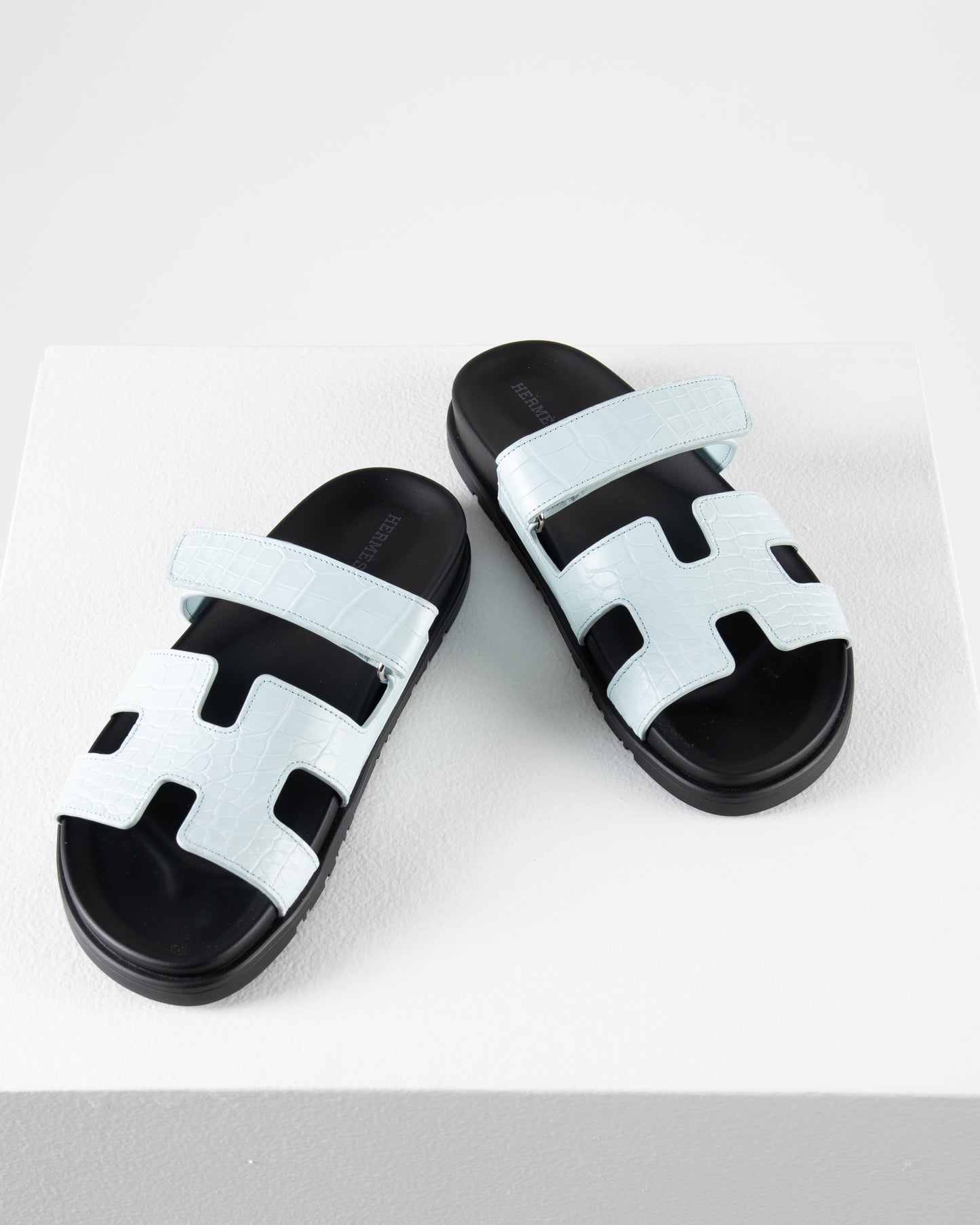 Chypre Sandal in Bleu Brume Crocodile
