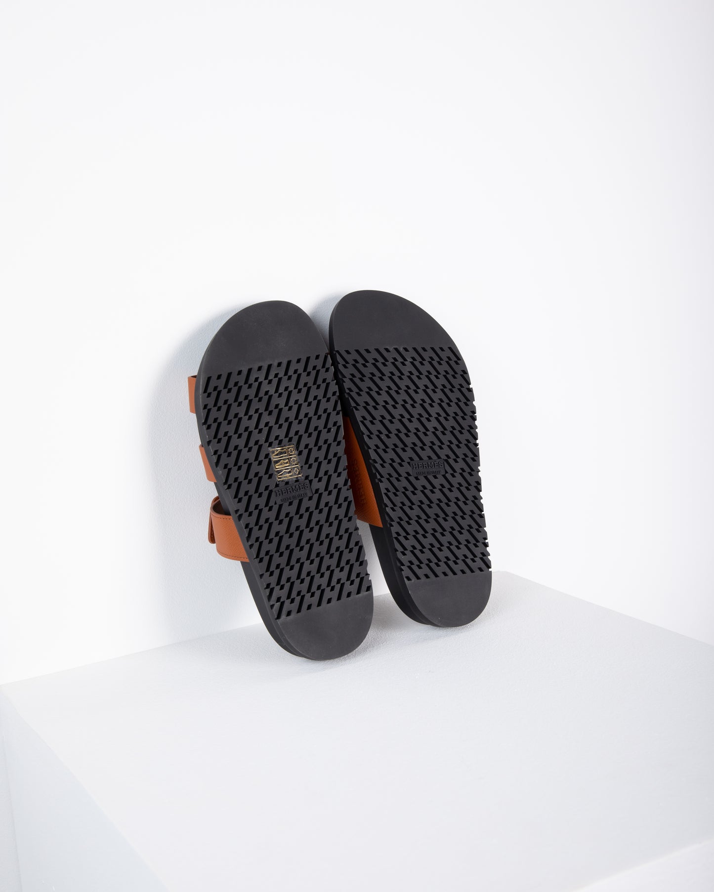 Chypre Sandal in Gold/Black Epsom