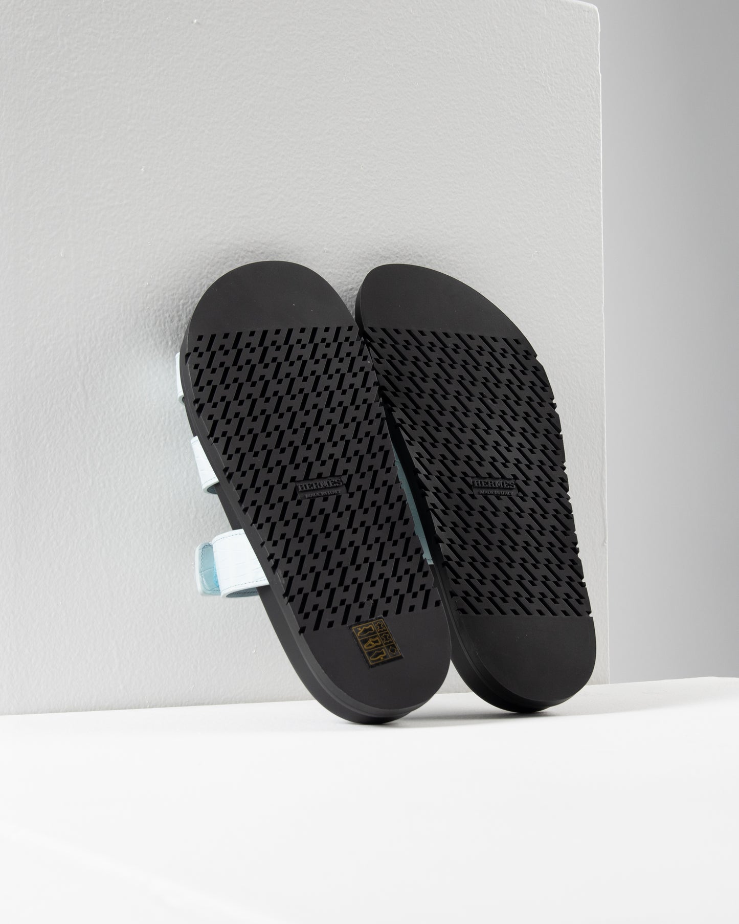 Chypre Sandal in Bleu Brume Crocodile