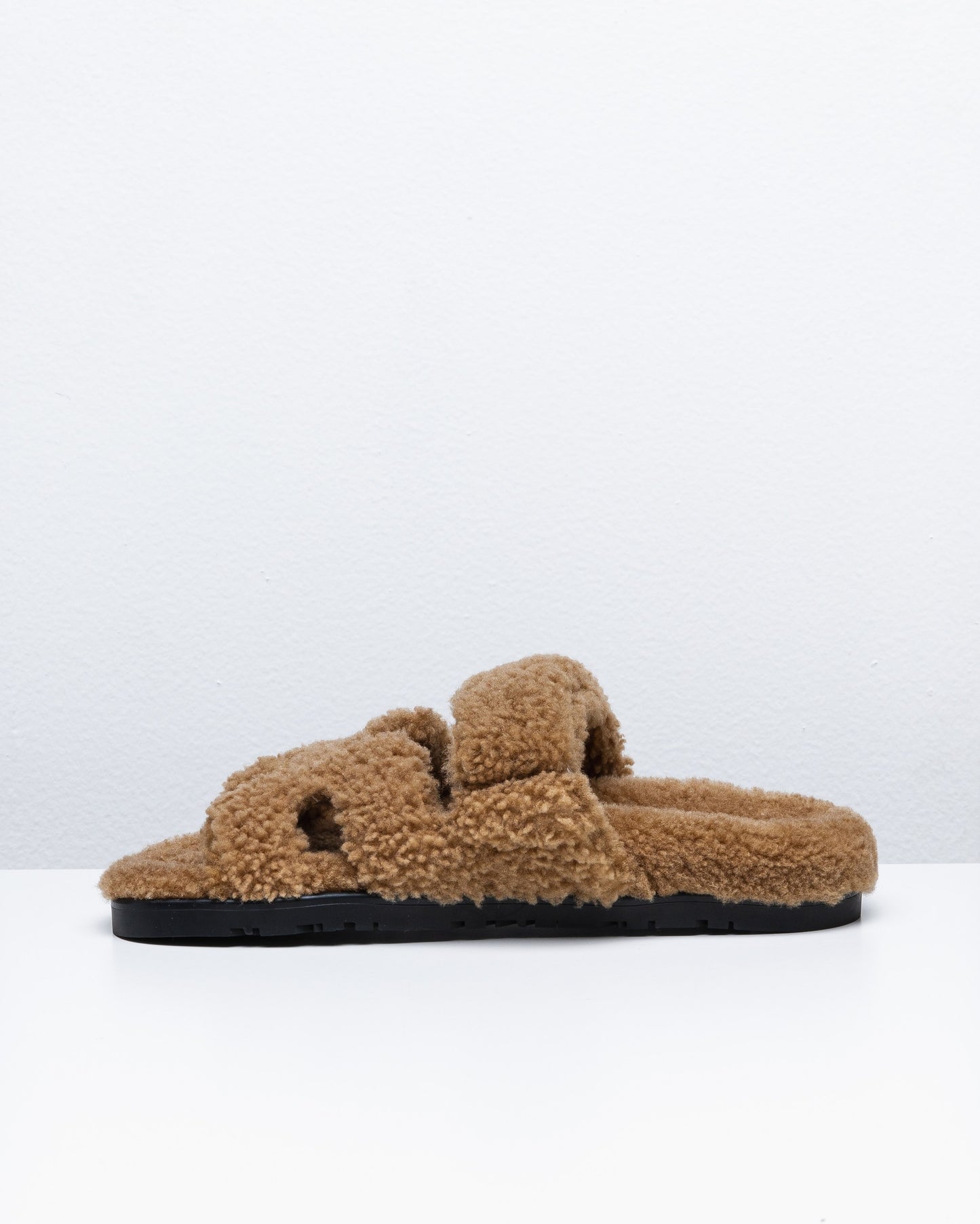 Chypre Sandal in Beige Argile in Shearling Femme