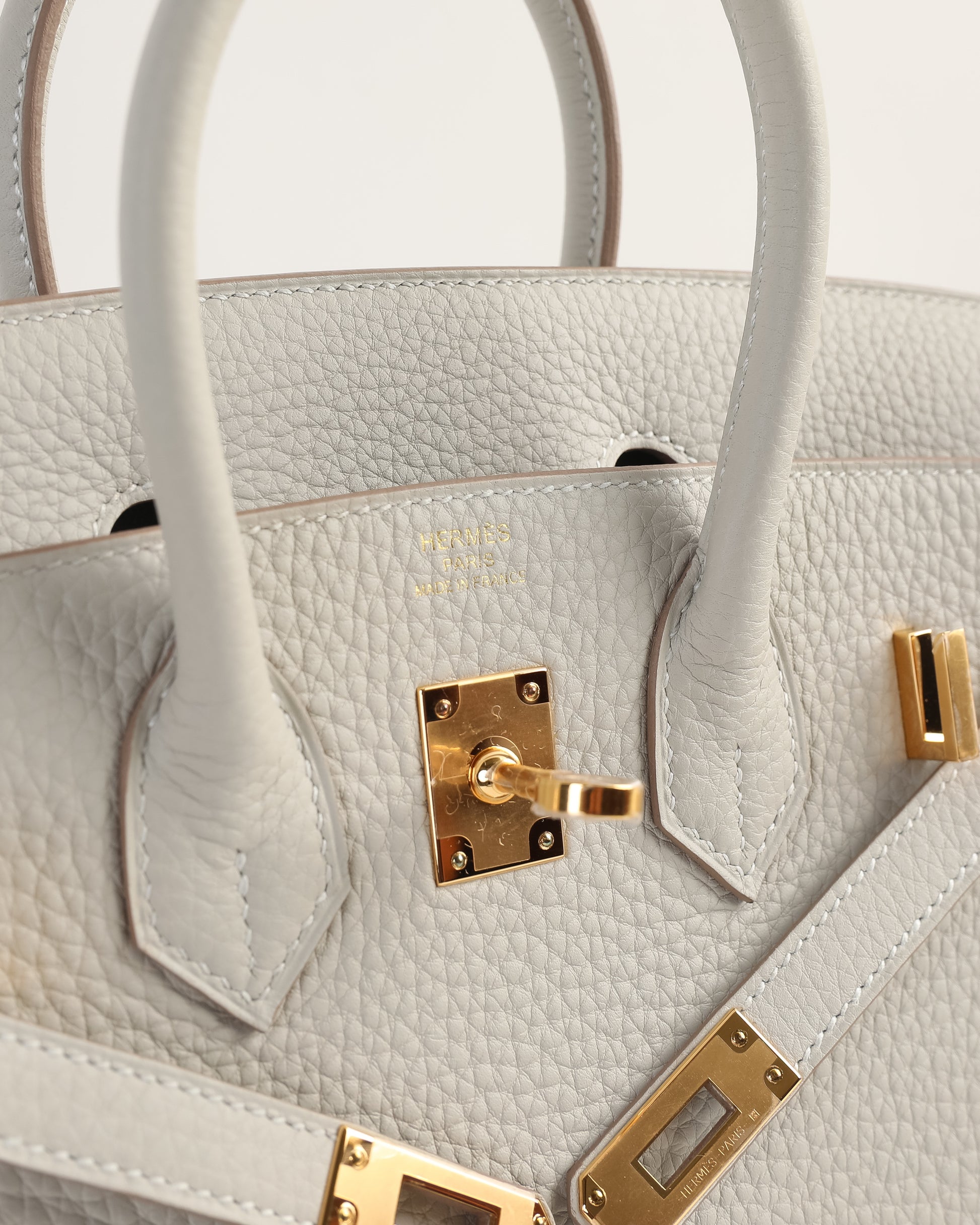A GRIS PERLE TOGO LEATHER BIRKIN 25 WITH GOLD HARDWARE