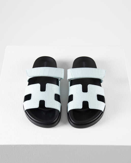 Chypre Sandal in Bleu Brume Crocodile