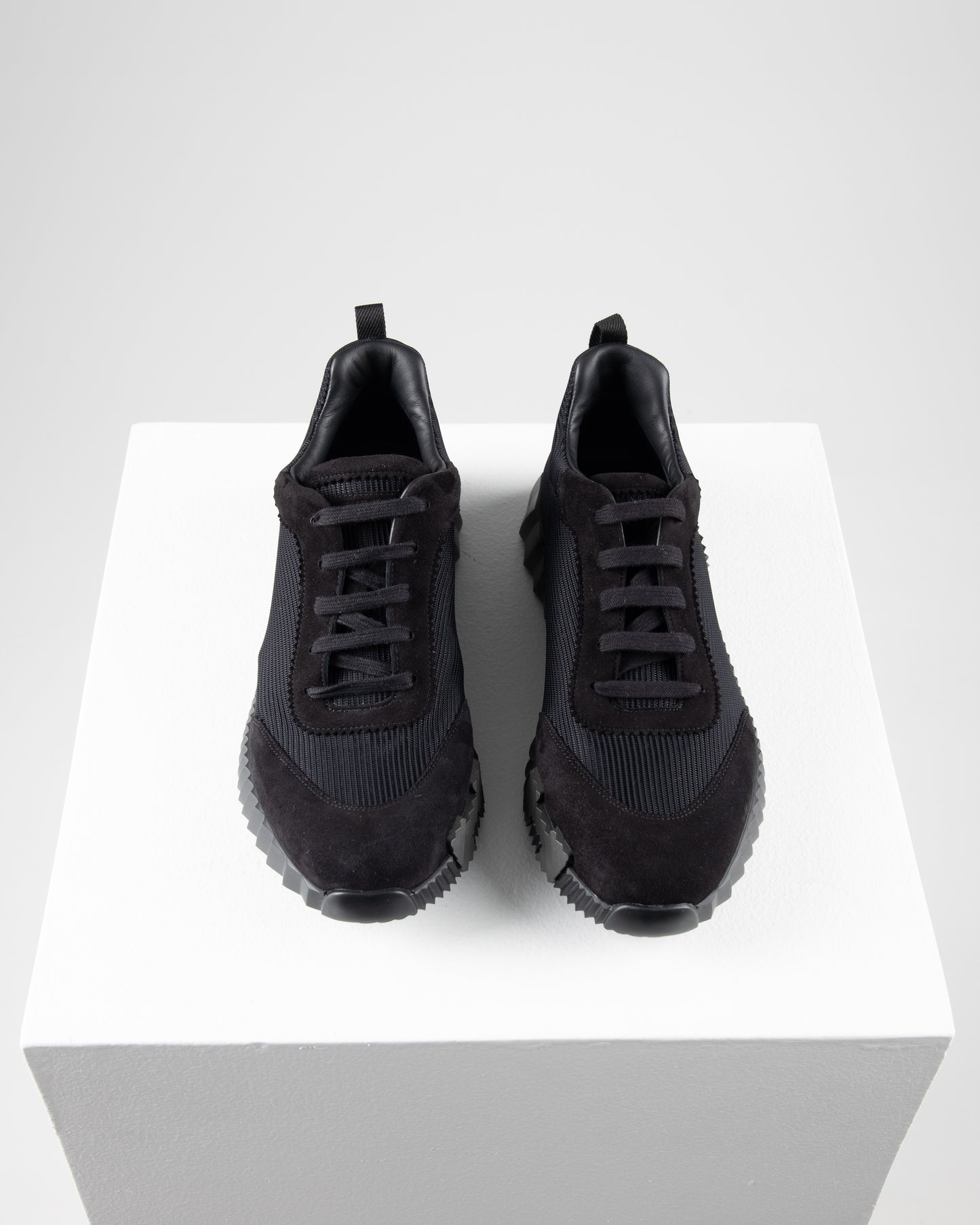 Bouncing Sneaker in Black