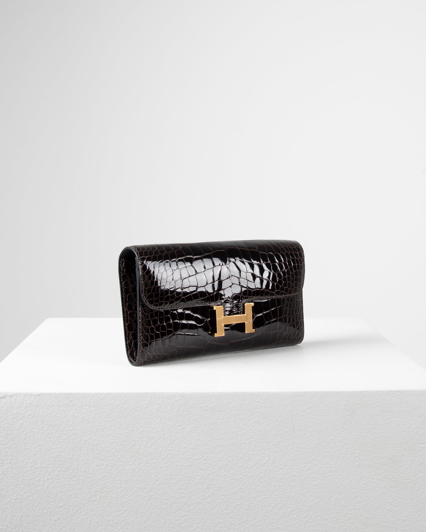 Constance To Go Long Wallet in Cacoan Alligator with Gold Hardware